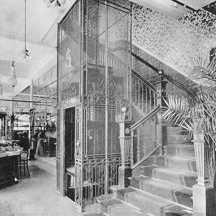 En eski Stannah asansörlerinden biri (1925 yılına ait bir resim)