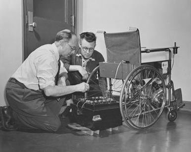 İlk ileri itişli tekerlekli sandalye 1950 yılında George Klein tarafından tasarlanmıştır.