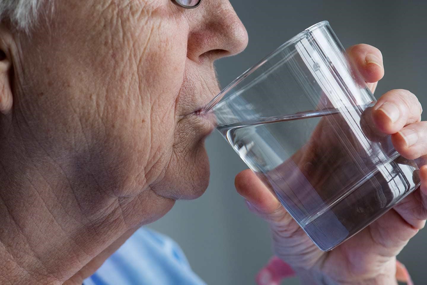Parkinson hastalığı basitçe bir bardak su içmeyi etkileyebilir.